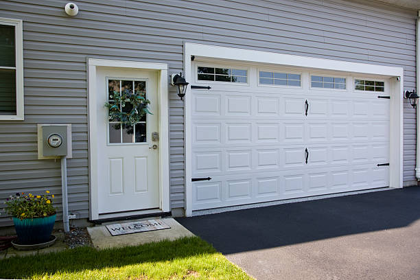 24/7 Emergency Garage Door Panel Replacement experts in Meadowbrook, CA